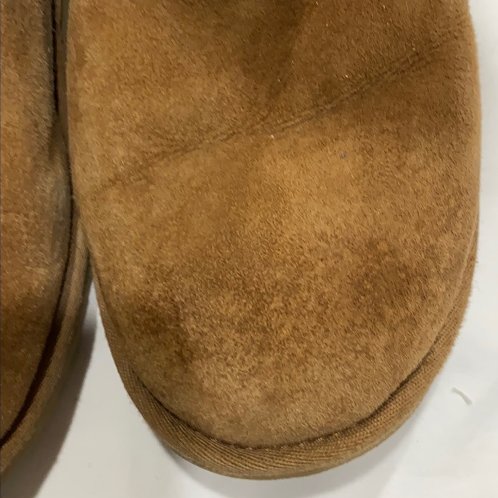 Ugg w/Bailey Button Triplet in Chestnut - Picture 12 of 14